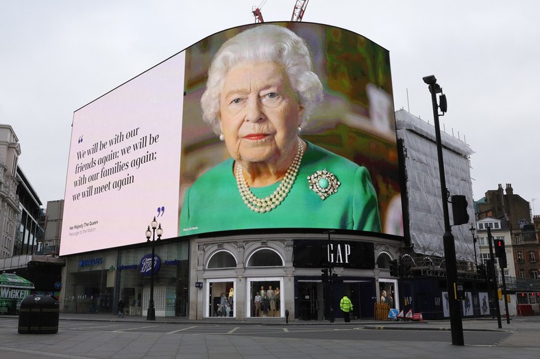 Baner ze słowami królowej Elżbiety II pojawił się na Piccadilly Circus