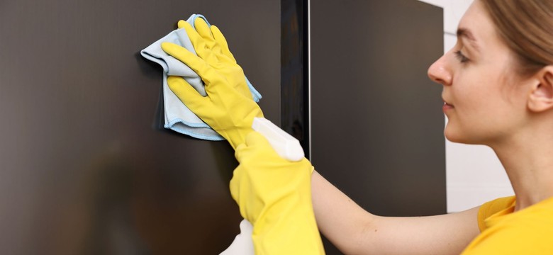 Wlewam 2 łyżki do wody i czyszczę fronty mebli. Taki roztwór usuwa kurz i nabłyszcza, a w domu pięknie pachnie, jak po generalnych porządkach