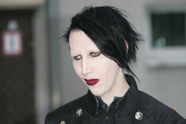 Svet zanemeo pred slikom Merilina Mensona BEZ ŠMINKE: Evo kako zaista izgleda ozloglašeni muzičar kog prate STRAVIČNE OPTUŽBE od kojih podilazi JEZA