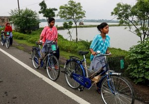 Devojčice na selu guraju bicikle koje su dobile od škole u saveznoj državi Zapadnom Bengalu | Foto: AP