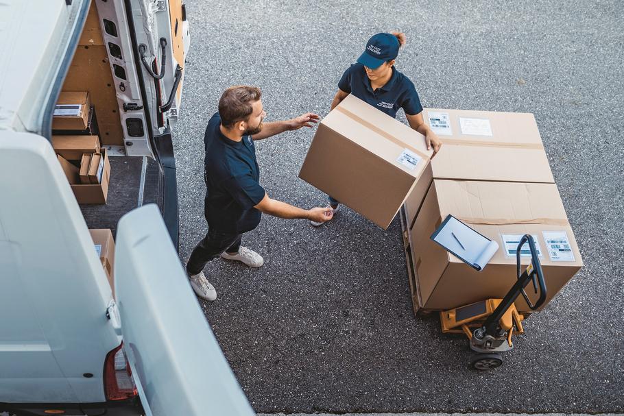 Tekturowe pudła w handlu internetowym mają wiele zalet. Są lekkie, trwałe i łatwo poddają się recyklingowi