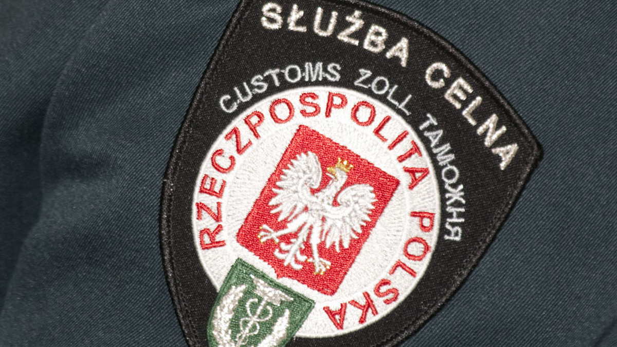 W trakcie kontroli samochodu 54-letniego Białorusina Funkcjonariusze Służby Celno-Skarbowej odkryli w skrzynce z narzędziami metalowy grot. Kierowca próbował przemycić wczesnośredniowieczną włócznię - podaje Radio Białystok.