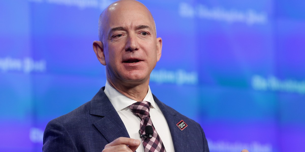 Jeff Bezos każde spotkanie zaczyna od ciszy