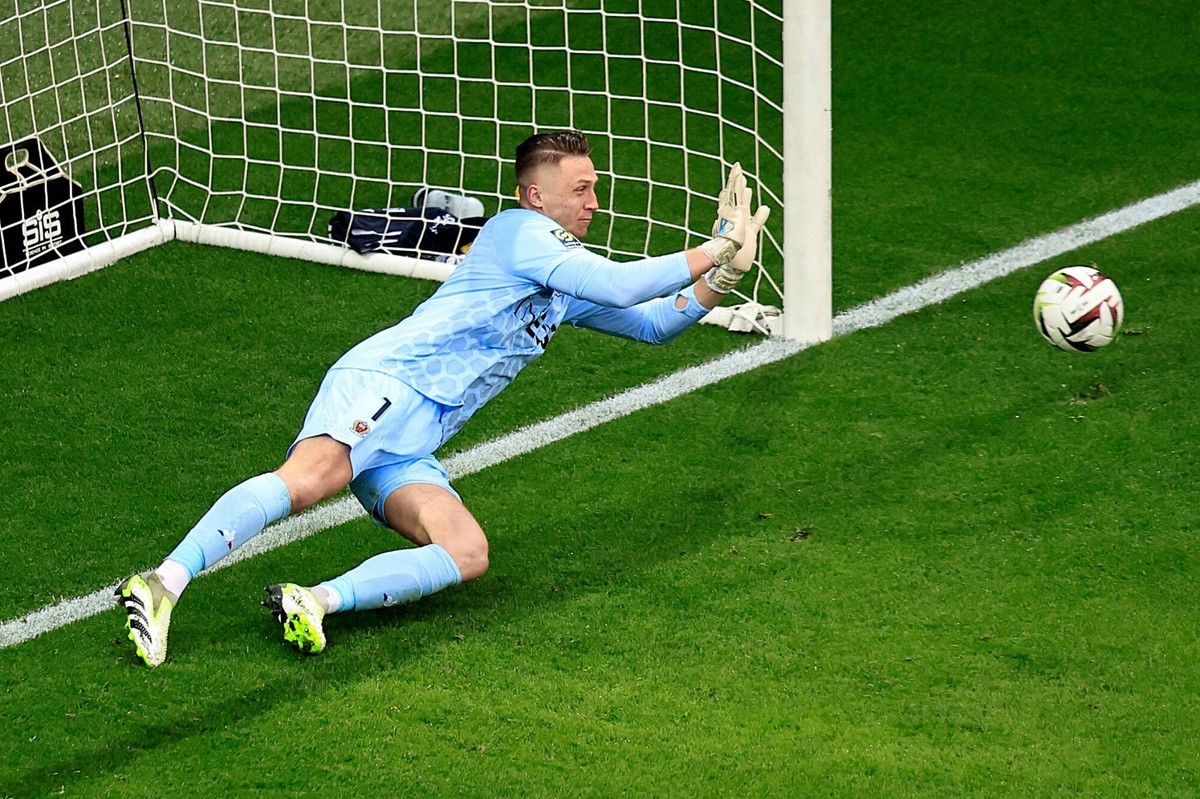 Marcin Bułka w meczu z Paris Saint-Germain nie zachował czystego konta
