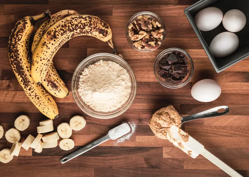 Przepis na łatwy i szybki chlebek bananowy / Getty Images / connerscott1