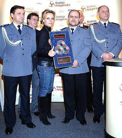 Patrycja Markowska pozuje z policjantami