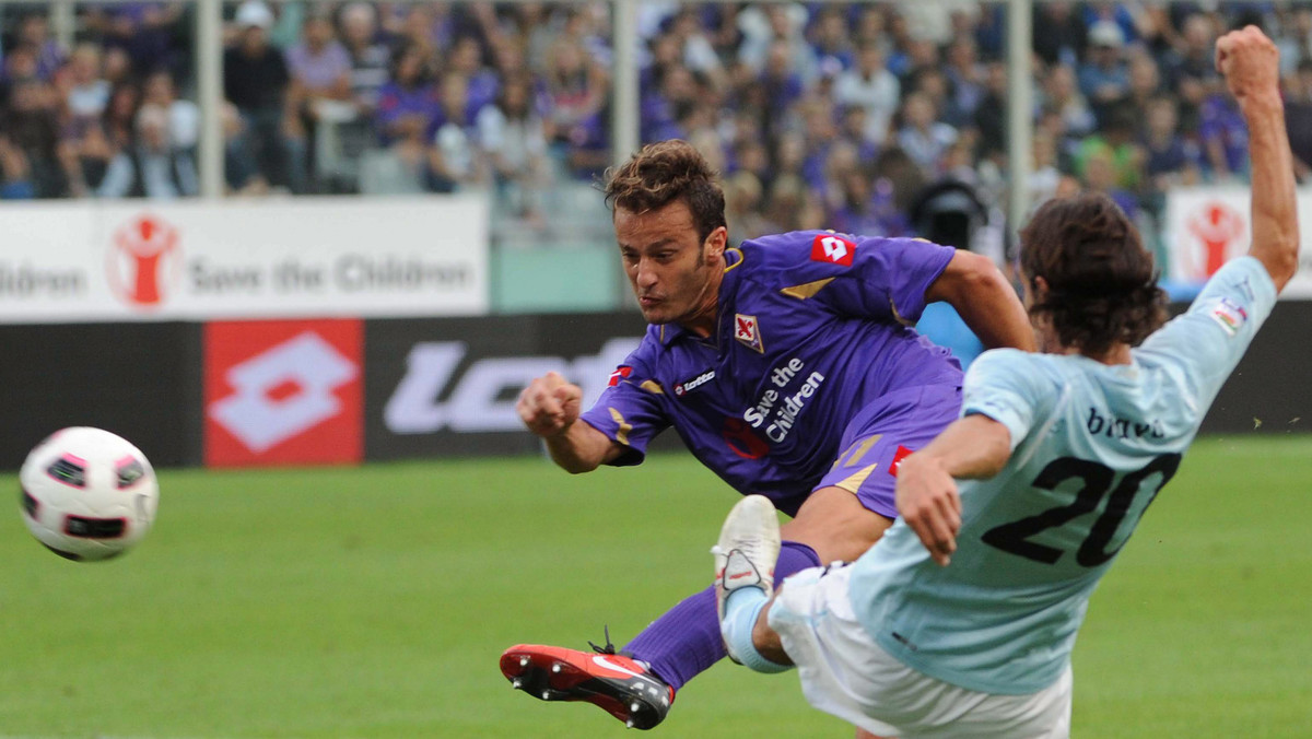 AC Fiorentina nie wykorzystała atutu własnego boiska i przegrała 1:2 (1:1) z Lazio Rzym w trzeciej kolejce Serie A. W bramce znowu zabrakło Artura Boruca, który całe spotkanie przesiedział na ławce rezerwowych.