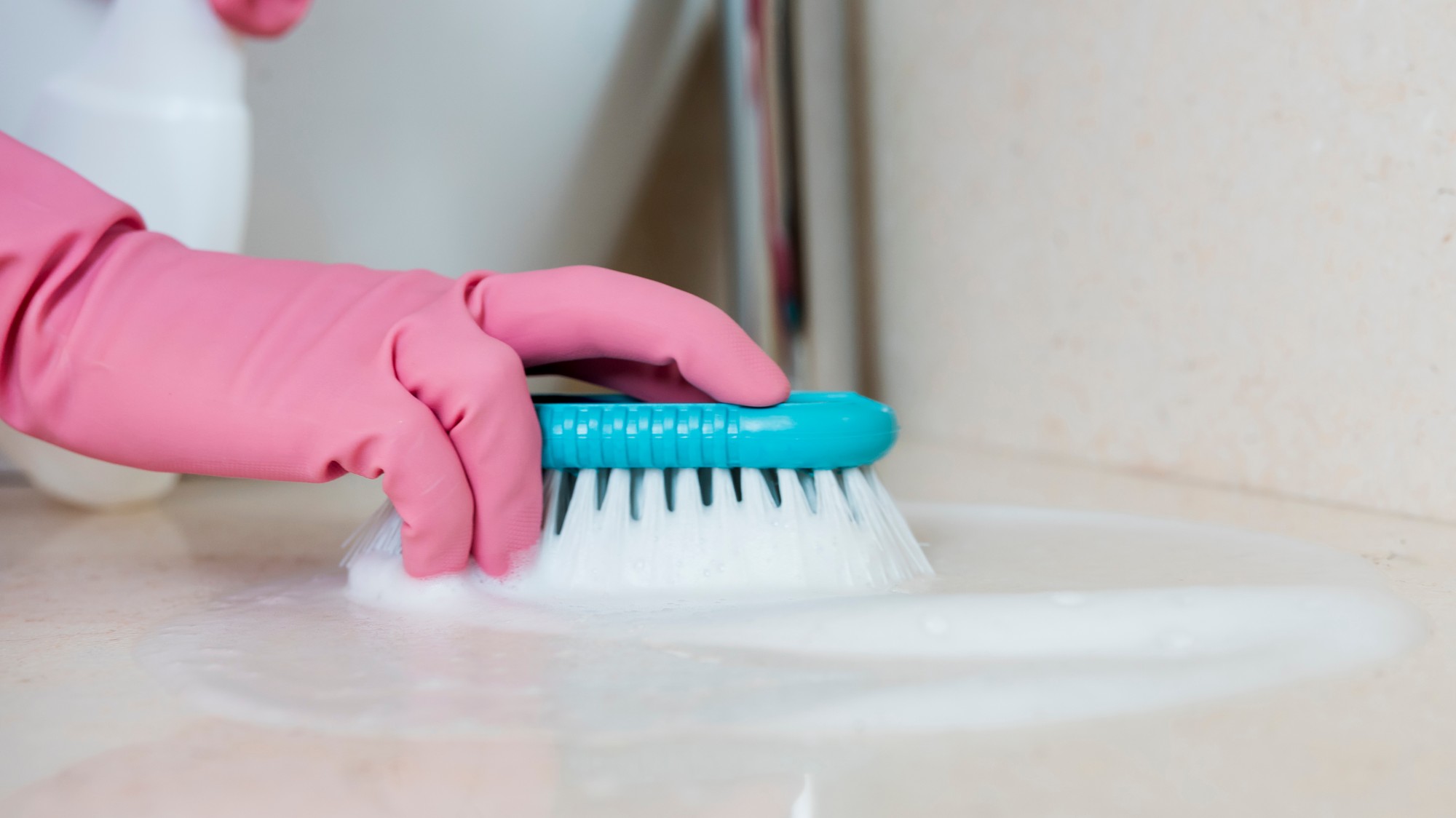 Čistenie škár vie predĺžiť upratovanie kúpeľky aj o desiatky minút.