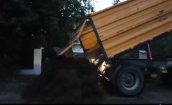 Obornik przed domami posłów PiS. "Każdy zdrajca będzie naznaczony" [WIDEO]