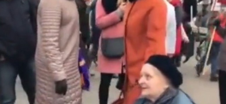 Koszmar! 77-letnia Jelena Osipowa wyzywana i atakowana na ulicy za plakaty antywojenne