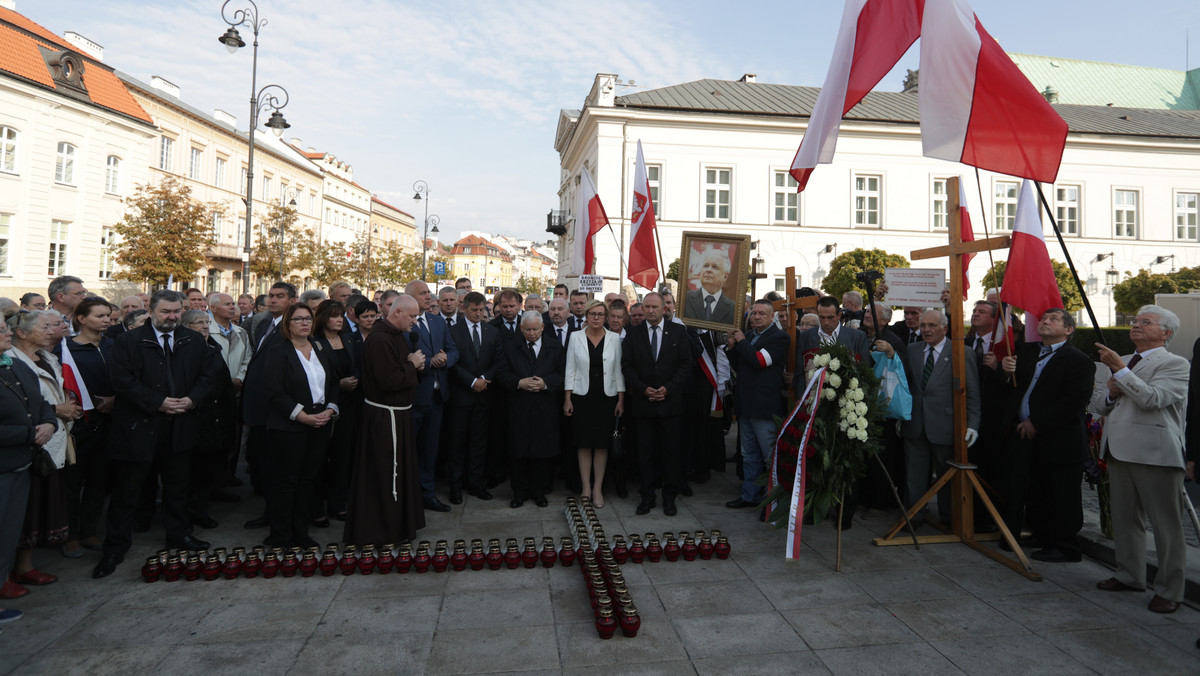 Na Krakowskim Przedmieściu po raz 89. uczczono pamięć ofiar katastrofy smoleńskiej z 2010 roku. W ramach miesięcznicy smoleńskiej rano odbyła się msza, a po niej modlitwa, w której słowo do zebranych wygłosił ksiądz Zdzisław Tokarczyk.