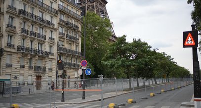 Ulice Paryża wyludnione, pełne wojska i policji. Tak było w pandemii