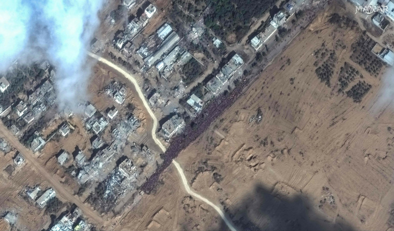Zdjęcie satelitarne przedstawia ludzi czekających na ewakuację ze Strefy Gazy, 17 listopada 2023 r.