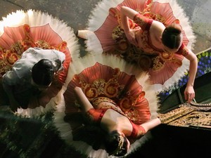 Az Operaház kulisszáiból tudósít a spicc-cipők és tütük világáról Czank Lívia újságíró, mi pedig nem tudunk betelni vele!