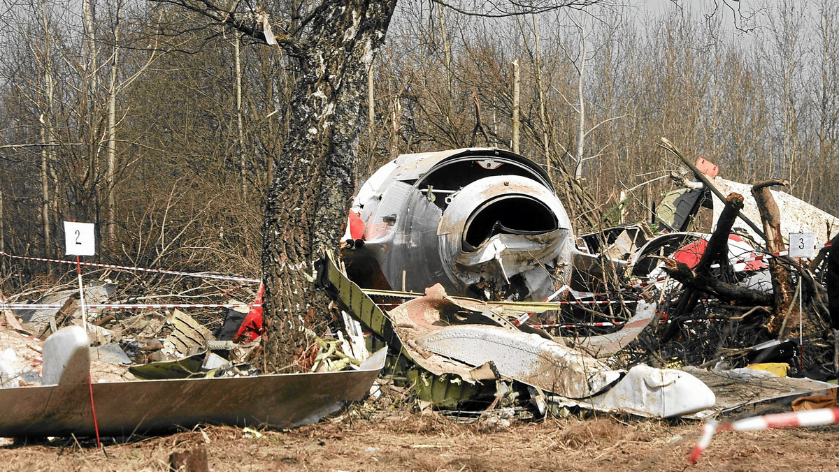 Coraz mniej Polaków wierzy, że 10 kwietnia 2010 roku w Smoleńsku doszło do zamachu - wynika z sondażu, który został przeprowadzony przez IBRiS dla "Rzeczpospolitej". Rośnie natomiast grupa osób, która uważa, że siedem lat temu doszło do nieszczęśliwego wypadku.