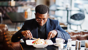 A well-dressed man dining in a restaurant/Image by ASphotofamily on Freepik