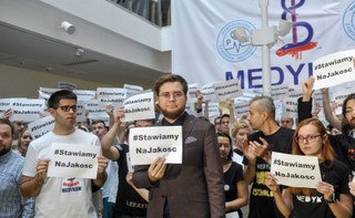 Rząd wziął rezydentów głodem