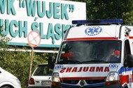 ambulans przed wjazdem do kopalni wujek śląsk