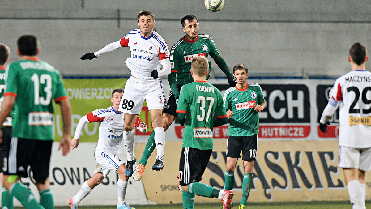 Zupełnie bezbarwnym występem w Zabrzu Legia Warszawa podsumowała piłkarską jesień w swoim wykonaniu. Podopieczni Jana Urbana przegrali z Górnikiem 1:3 w 1/8 finału Pucharu Polski i odpadli z dalszej rywalizacji. To najsłabszy wynik mistrzów Polski w tych rozgrywkach od sezonu 2006/07, kiedy to ponieśli słynną porażkę ze Stalą Sanok.