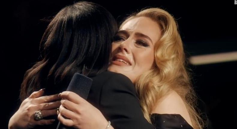 Adele is moved to tears seeing her former teacher [cnn]