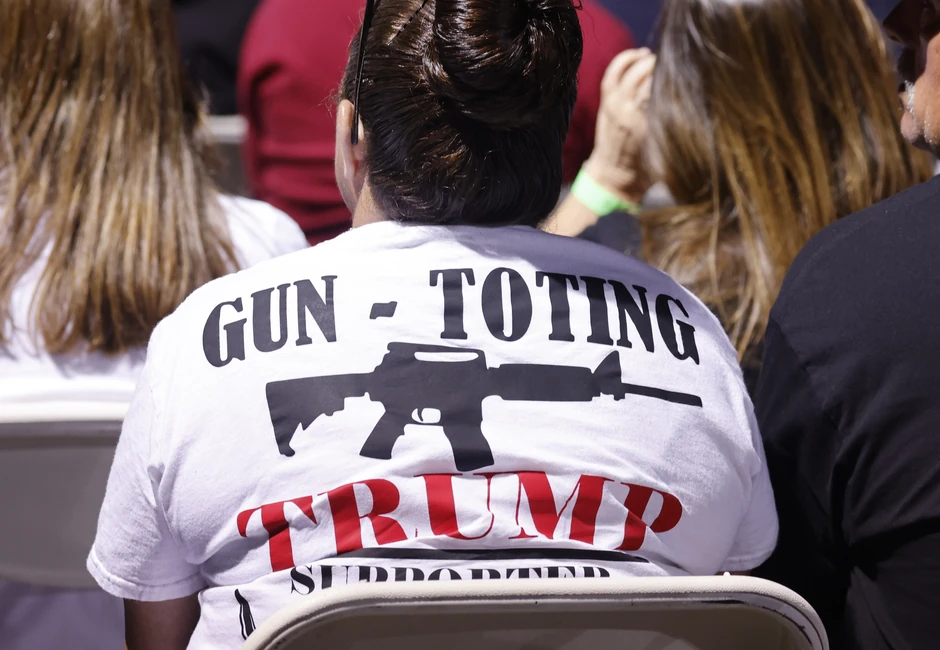 Pristalica Donalda Trampa na skupu "Spasimo Ameriku" u Mindenu u Nevadi 8. oktobra 