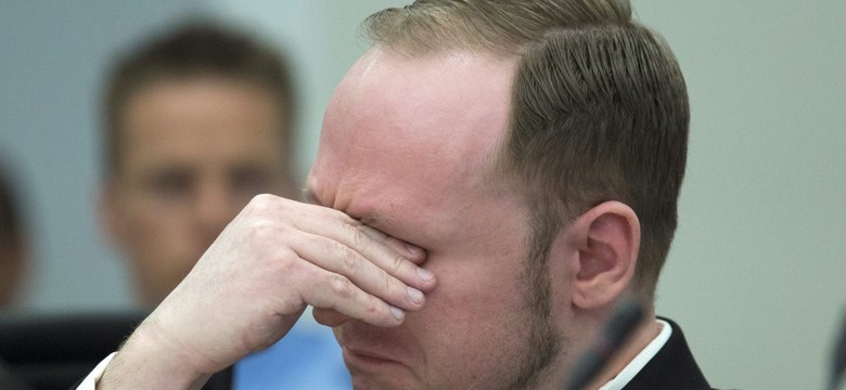 Breivik popłakał się przed sądem. Pokazali mu film...