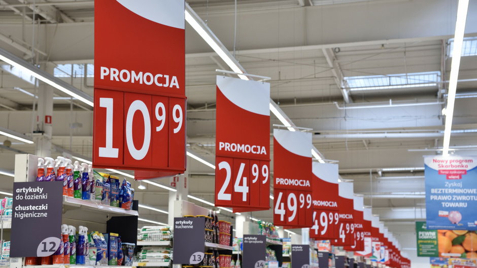 Inflacja w Polsce spadła w listopadzie, a w sklepach zaczynają pojawiać się obniżki niektórych cen