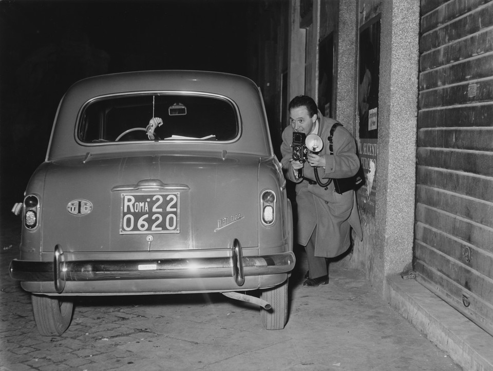 Zdjęcie Ezio Vitale, Tazio Secchiaroli w zasadzce. Rrzym, 1958
