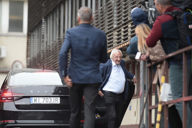 Wicemarszałek Sejmu RP Ryszard Terlecki (2L) w drodze na spotkanie polityków PiS w siedzibie ugrupowania