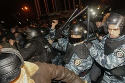 UKRAINE-EU/Starcie demonstrantów z milicją w Kijowie. 