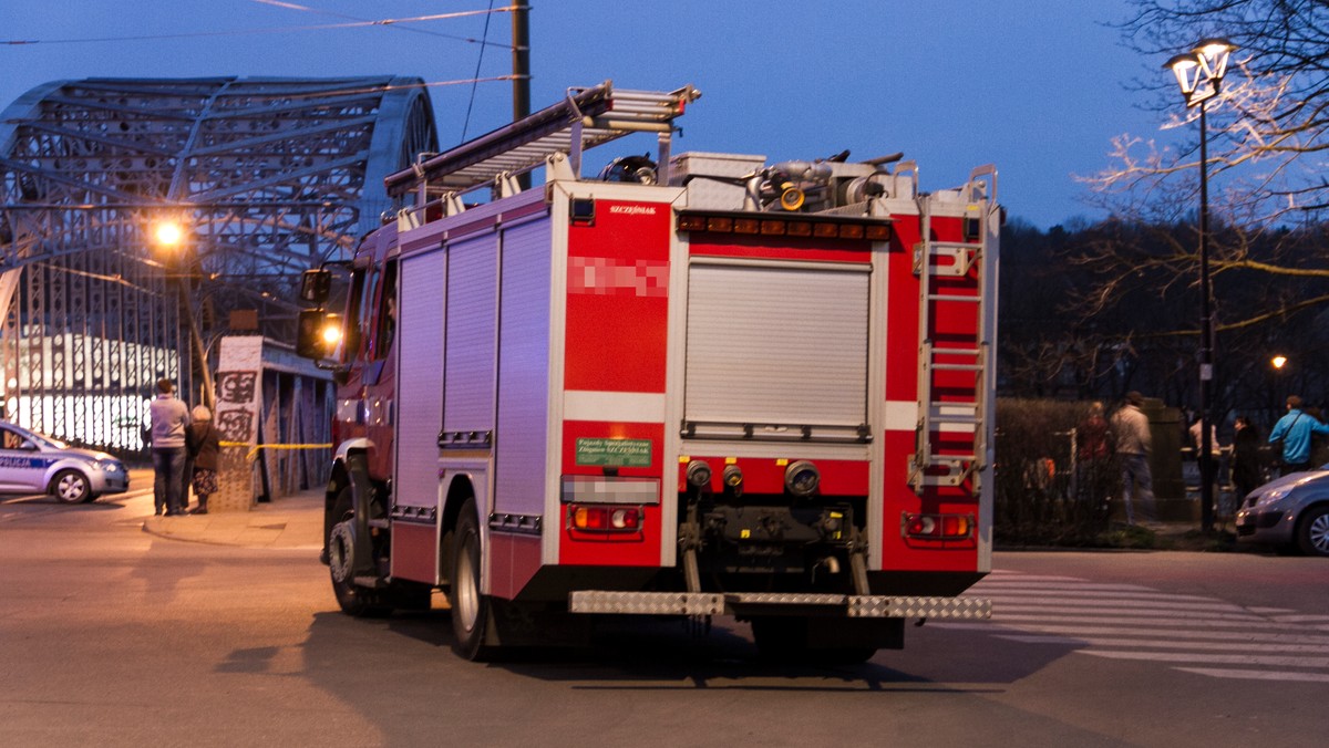 W gruzach budynku w Choczewie (Pomorskie), który uległ dziś częściowemu zniszczeniu po wybuchu gazu, nie znaleziono żywych ludzi. W wypadku obrażenia odniosły dwie osoby, z czego jedna - z poparzeniami - została zabrana do szpitala.