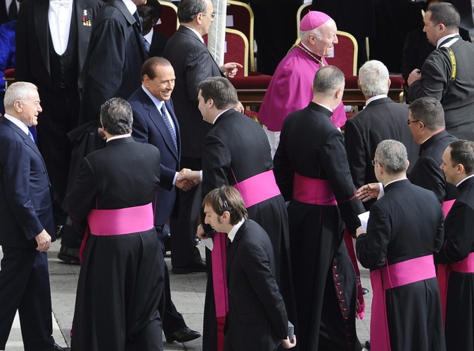 Premier Włoch Silvio Berlusconi wita się z kościelnymi dostojnikami