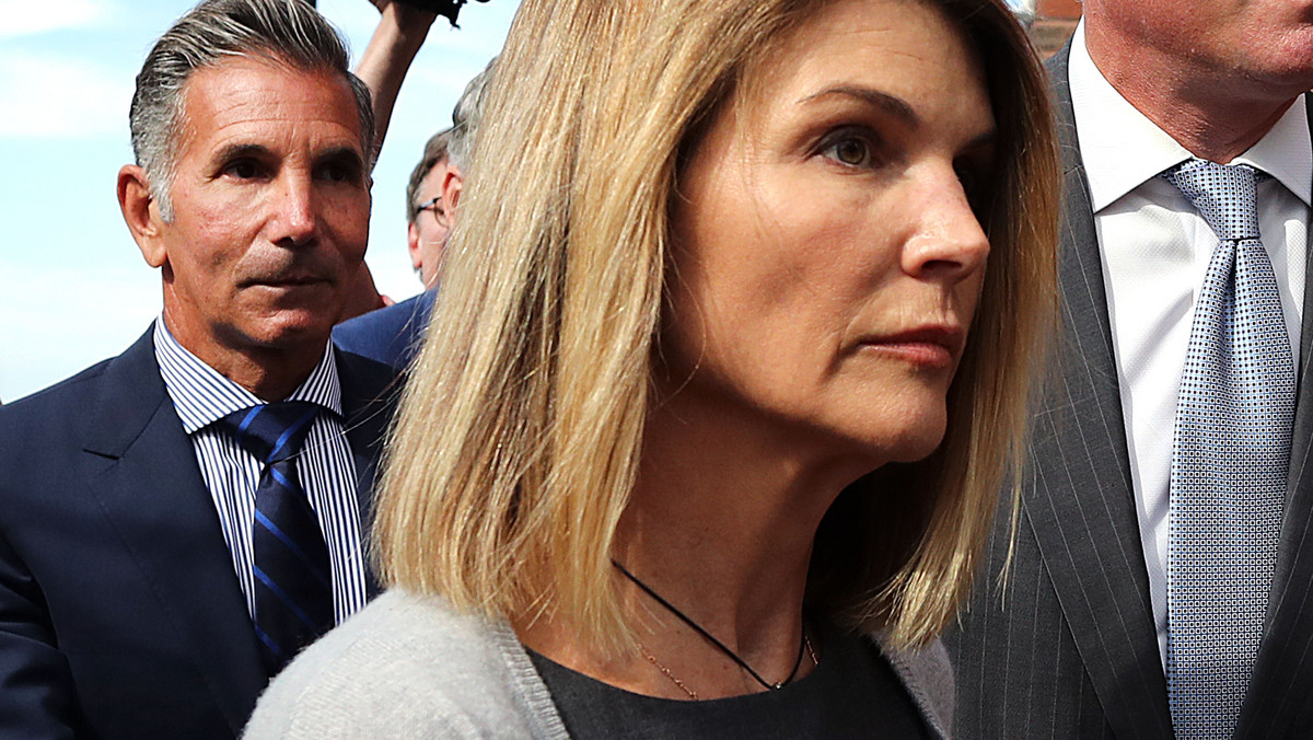 Lori Loughlin trafiła do więzienia o bardzo niskim rygorze. Niestety jak się okazuje, aktorka bardzo źle przechodzi dni w zamknięciu. "Na początku była pełna wiary, jednak po kilku dniach bardzo się zraziła" - mówi osoba z otoczenia gwiazdy.