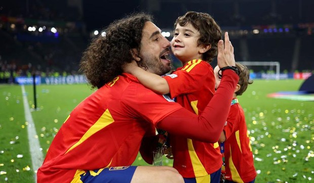 Mark Kukurelja slavi sa sinom Mateom | Foto: Getty Images