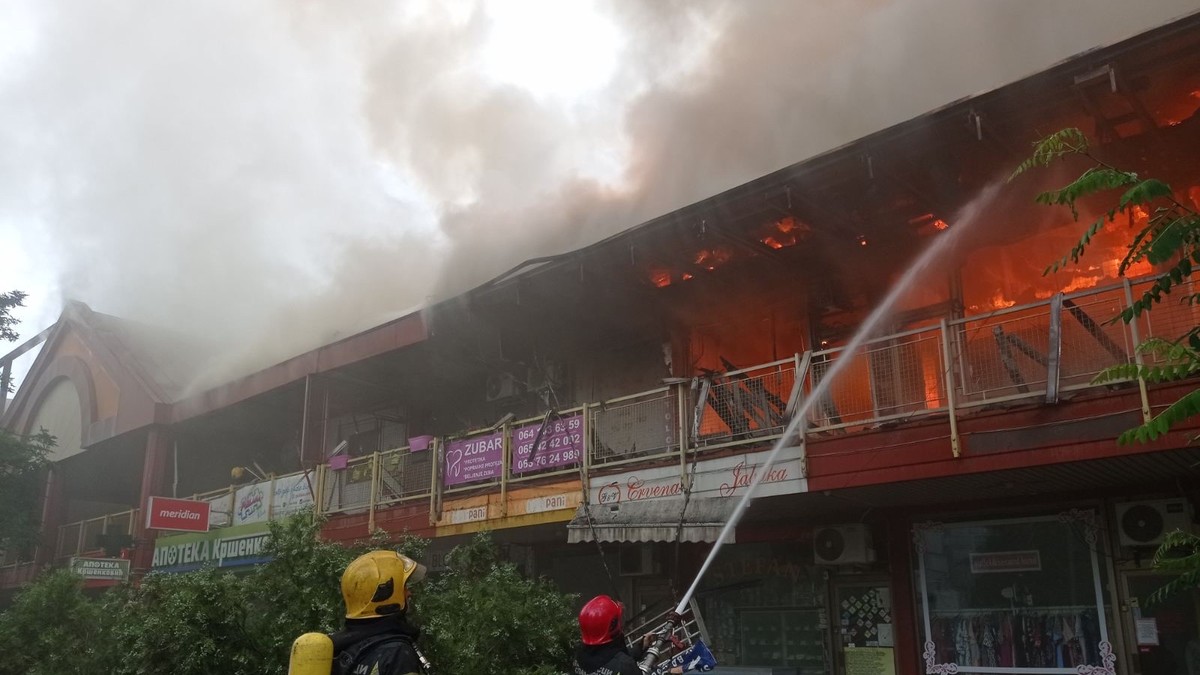Ogroman požar u tržnom centru na Novom Beogradu