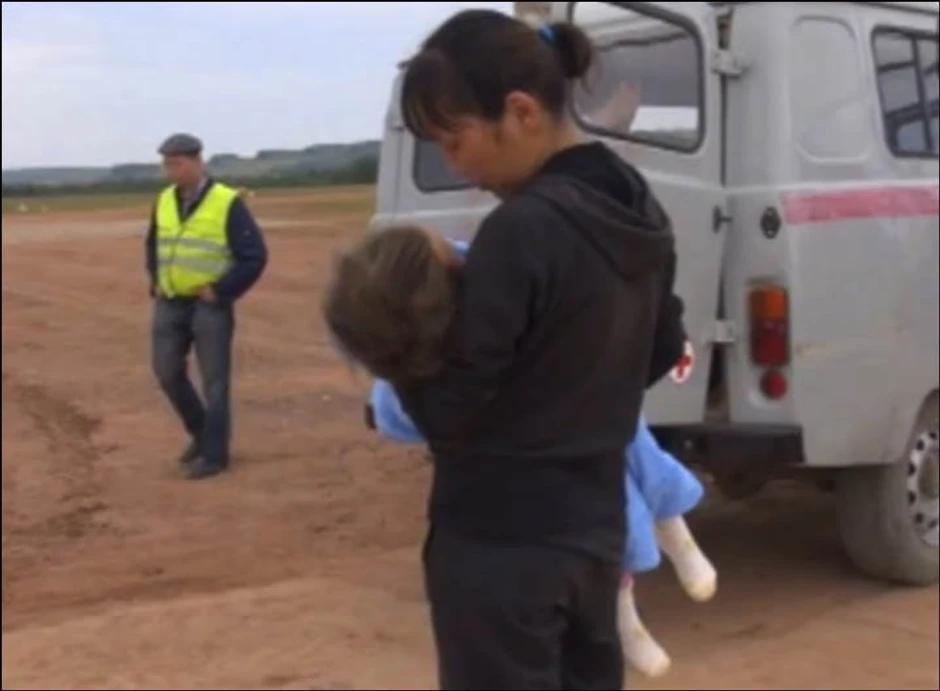 Devojčica sa mamom nakon spasavanja