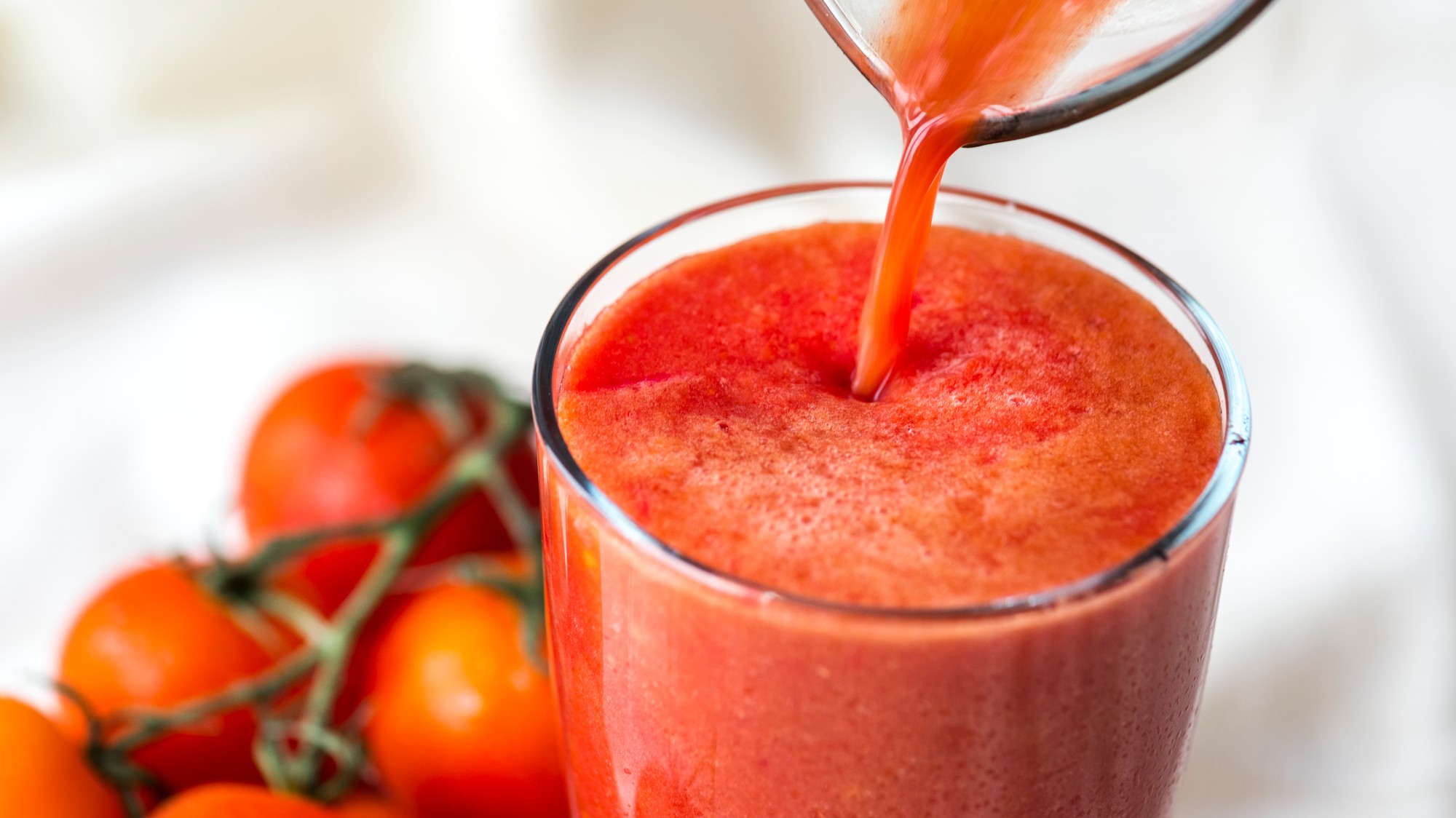Zdravý pohár paradajkového džúsu.