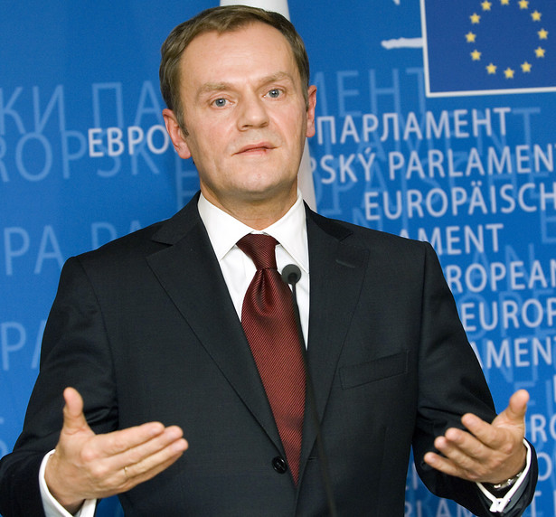 Sześć lat po wejściu do UE Polska jest gotowa, wspólnie z Niemcami i pozostałymi krajami członkowskimi, przejąć odpowiedzialność za walkę z kryzysem, który dotknął europejską gospodarkę - pisze premier Donald Tusk w niemieckim dzienniku "Handelsblatt". Na zdj. Premier Donald Tusk