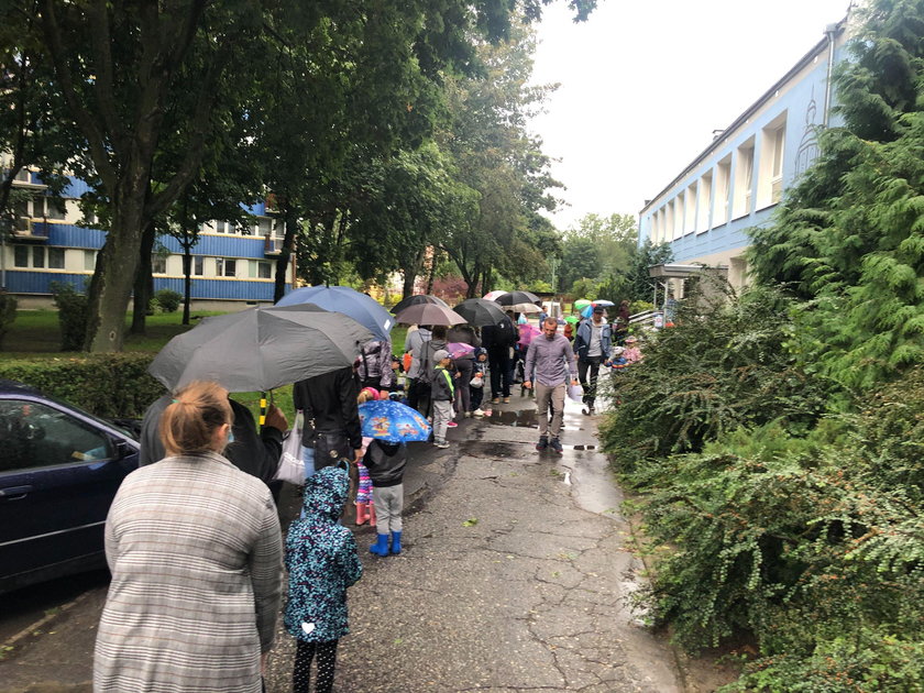 Koronawirus: olbrzymie kolejki przed przedszkolami w całej Polsce