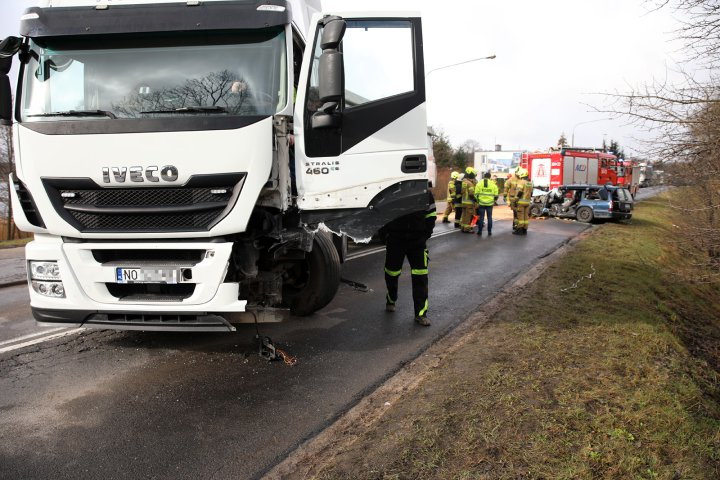 Wypadek na ul. Bałtyckiej w Olsztynie. Kierowca osobowego volvo zderzył się z ciężarówką [ZDJĘCIA]