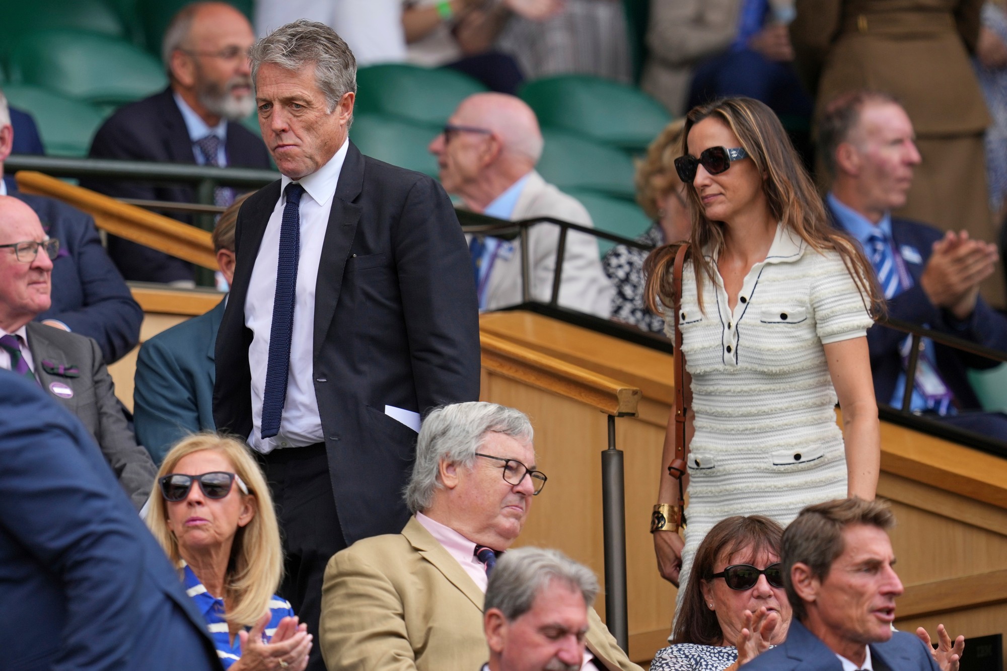 Anglický herec Hugh Grant vo Wimbledone. 