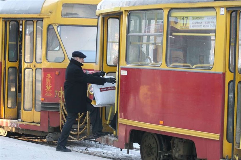 J23 na zakupach. Kloss wraca z zakupów tramwajem