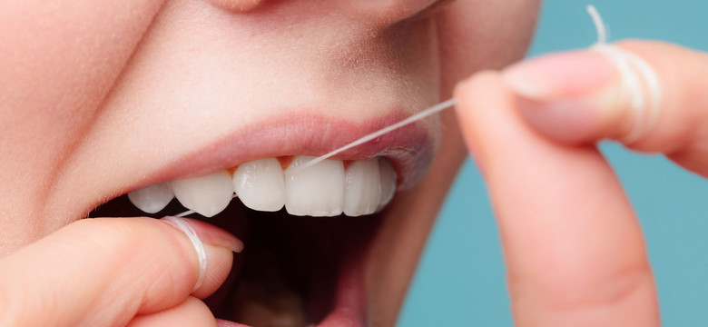 Jak nitkować zęby i czym najlepiej? Tych błędów unikaj!