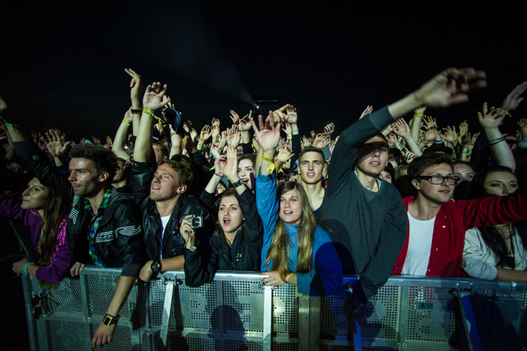 Publiczność pod sceną na festiwalu Heineken Open'er (fot. Monika Stolarska/Onet)