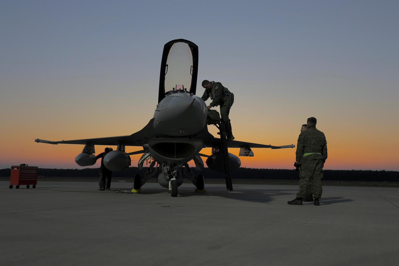 Na Slovensku pristáli ďalšie dve stíhačky F-16. 