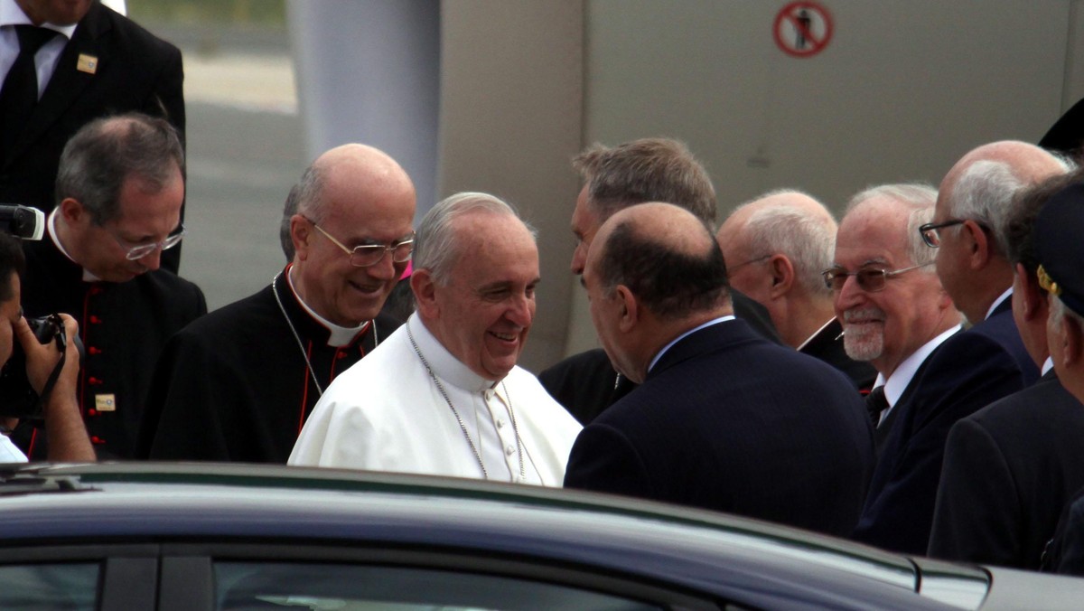 Osób homoseksualnych nie należy osądzać ani dyskryminować - powiedział papież Franciszek w poniedziałek w drodze powrotnej ze Światowych Dni Młodzieży w Brazylii. Podczas rozmowy z dziennikarzami mówił też m.in. o wyświęcaniu kobiet i działalności banku IOR.