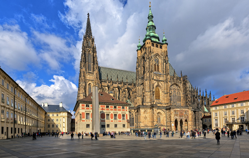 Praga przywraca obowiązek noszenia maseczek ochronnych. Ograniczenia w funkcjonowaniu restauracji i klubów