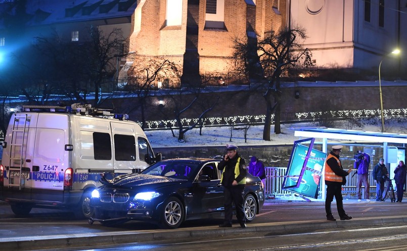 BMW wjechało w ludzi na przystanku w Warszawie