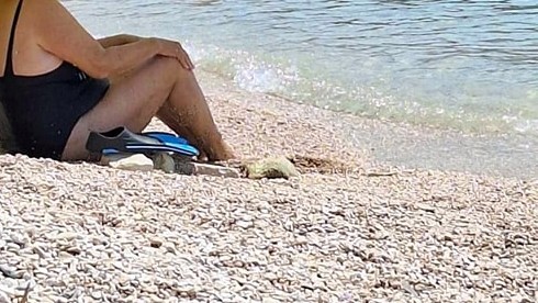 Chorváti sa bavia na vtipných záberoch ľudí, ktorí sa chránia pred slnkom netradičným spôsobom.