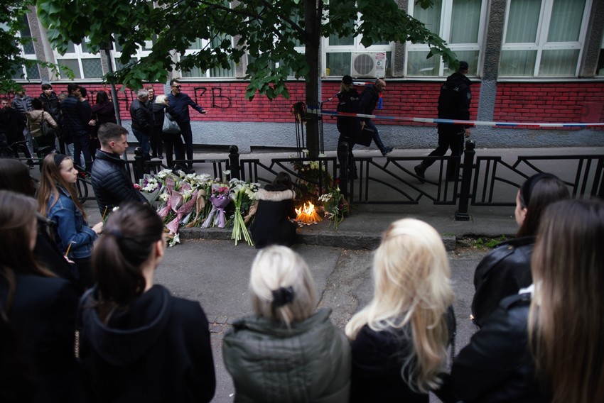 Građani pale sveće ispred škole gde su ubijeni učenici i čuvar